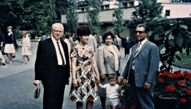 2 Gro&szlig;v&auml;ter, Gro&szlig;mutter, Mutter, Kamera und ich